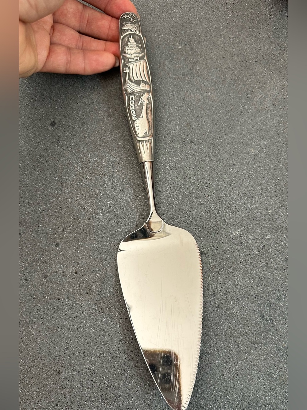 Silver-tone Cake Server with Ornate Viking Handle - Norge Motif